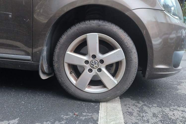 Used Volkswagen Touran 2013 1.4T Manual Comfort Edition 5-Seater Right Front Wheel Hub