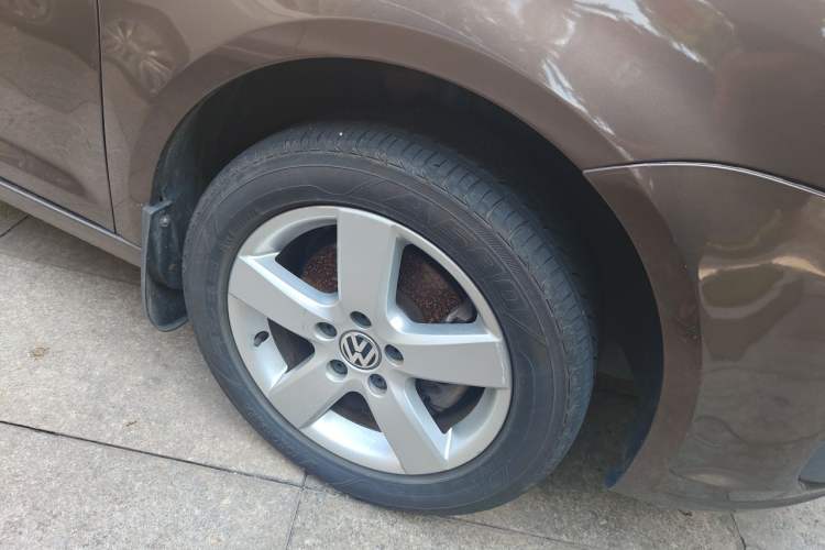 Used Volkswagen Touran 2013 1.4T Manual Fashion Edition 5 Seats Right Front Wheel Hub
