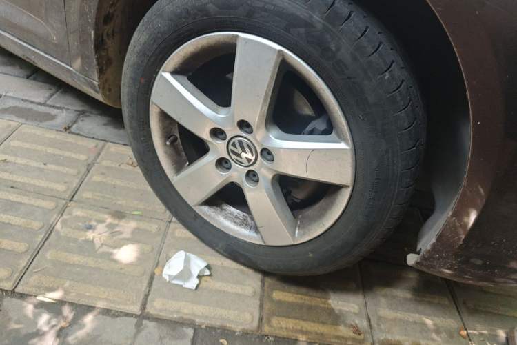 Used Volkswagen Touran 2013 1.4T Manual Fashion Edition 5 Seats Right Front Wheel Hub