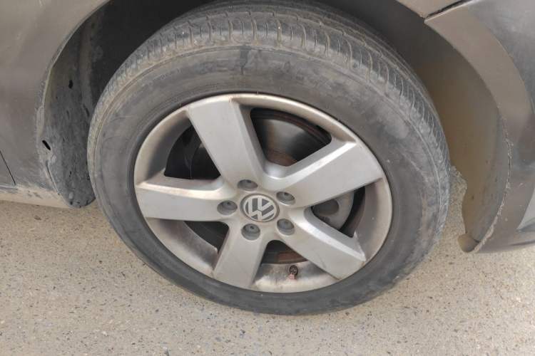 Used Volkswagen Touran 2013 1.4T Manual Fashion Edition 5 Seats Right Front Wheel Hub