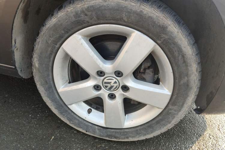 Used Volkswagen Touran 2013 1.4T Manual Fashion Edition 5 Seats Right Front Wheel Hub
