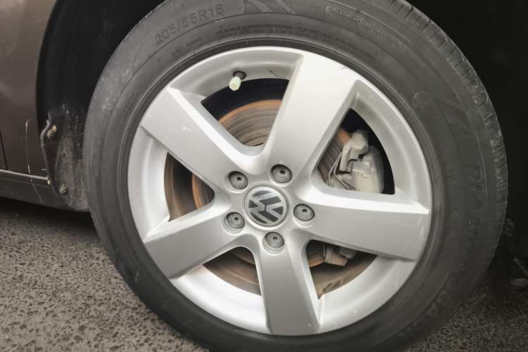 Used Volkswagen Touran 2013 1.4T Manual Fashion Edition 5 Seats Right Front Wheel Hub