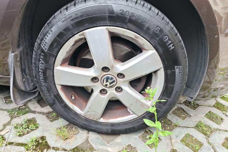Used Volkswagen Touran 2013 1.4T Manual Fashion Edition 5 Seats Right Front Wheel Hub