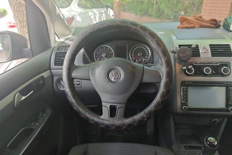Used Volkswagen Touran 2013 1.4T Manual Fashion Edition 5 Seats Steering Wheel