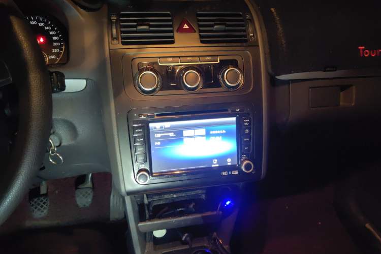 Used Volkswagen Touran 2013 1.4T Manual Fashion Edition 5 Seats Audio And AC Panel