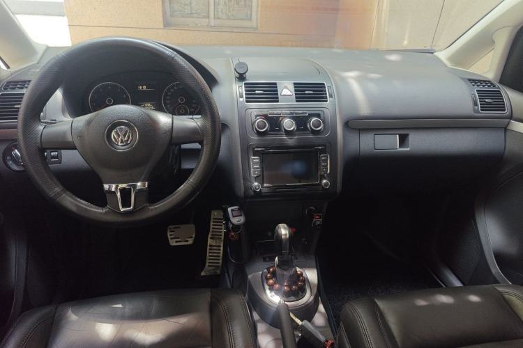 Used Volkswagen Touran 2013 1.4T DSG Comfort Edition 5-Seater Center Console