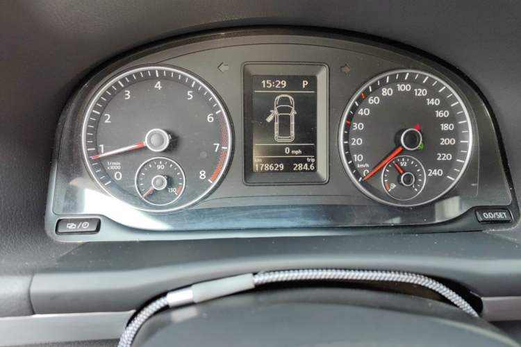 Used Volkswagen Touran 2013 1.4T DSG Smart Edition 7-Seater Odometer Close Up