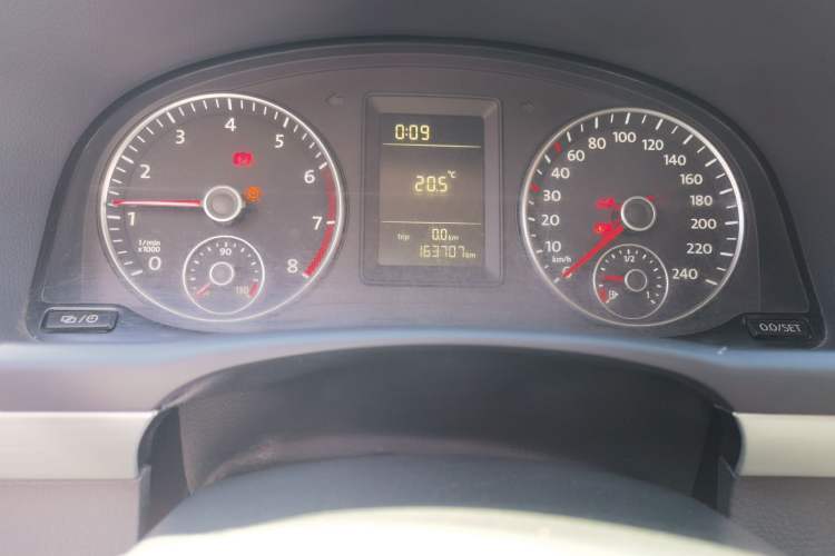 Used Volkswagen Touran 2013 1.4T Manual Fashion Edition 5 Seats Odometer Close Up