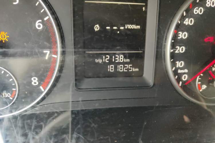 Used Volkswagen Touran 2013 1.4T Manual Fashion Edition 5 Seats Odometer Close Up