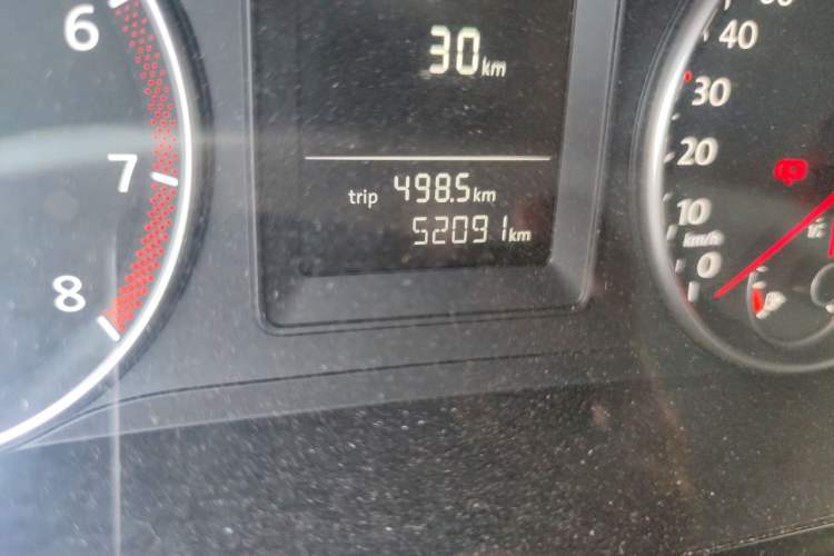 Used Volkswagen Touran 2013 1.4T Manual Fashion Edition 5 Seats Odometer Close Up