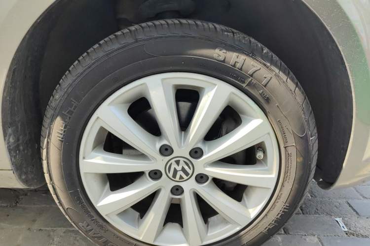 Used Volkswagen Touran 2013 1.4T DSG Smart Edition 7-Seater Right Front Wheel Hub