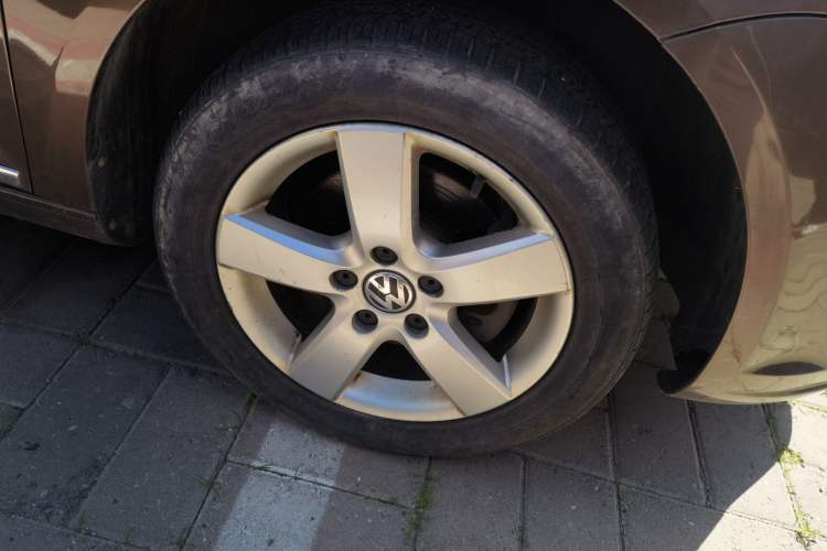 Used Volkswagen Touran 2013 1.4T Manual Fashion Edition 5 Seats Right Front Wheel Hub