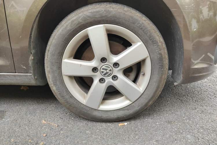 Used Volkswagen Touran 2013 1.4T Manual Fashion Edition 5 Seats Right Front Wheel Hub