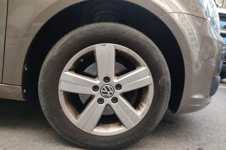 Used Volkswagen Touran 2013 1.4T Manual Fashion Edition 5 Seats Right Front Wheel Hub