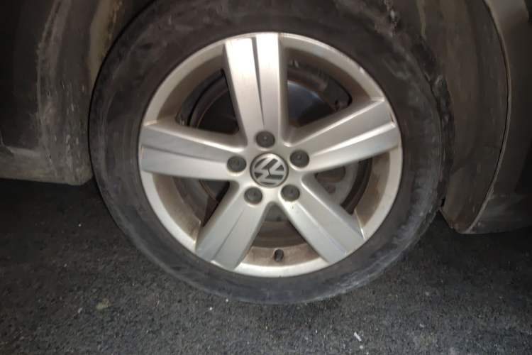 Used Volkswagen Touran 2013 1.4T Manual Fashion Edition 5 Seats Right Front Wheel Hub