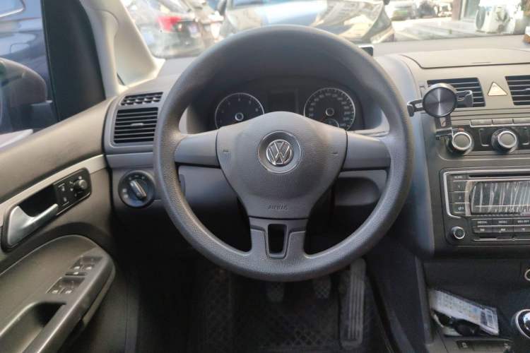 Used Volkswagen Touran 2013 1.4T Manual Fashion Edition 5 Seats Steering Wheel