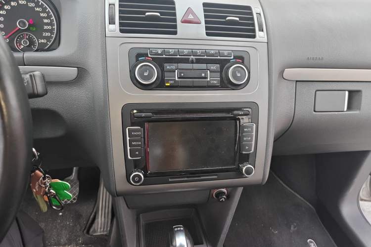 Used Volkswagen Touran 2013 1.4T DSG Crystal Edition 5-Seater Audio And AC Panel