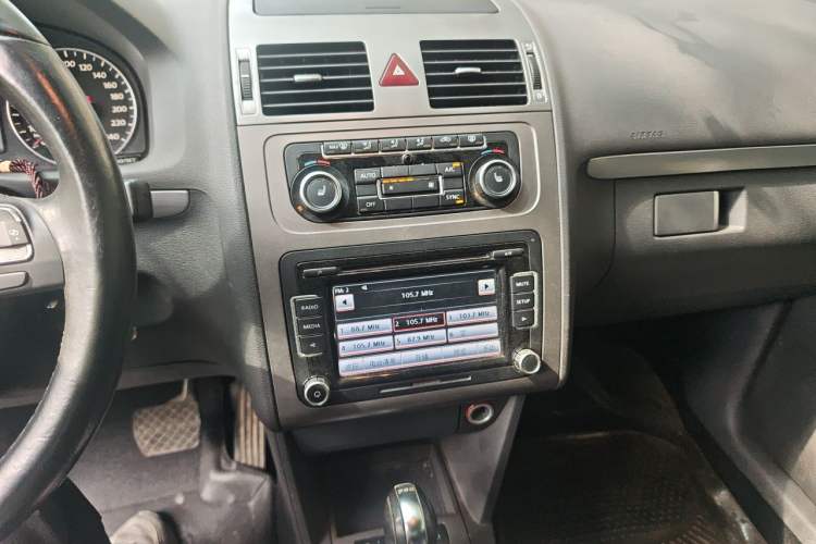 Used Volkswagen Touran 2013 1.4T DSG Smart Edition 5-seater Audio And AC Panel