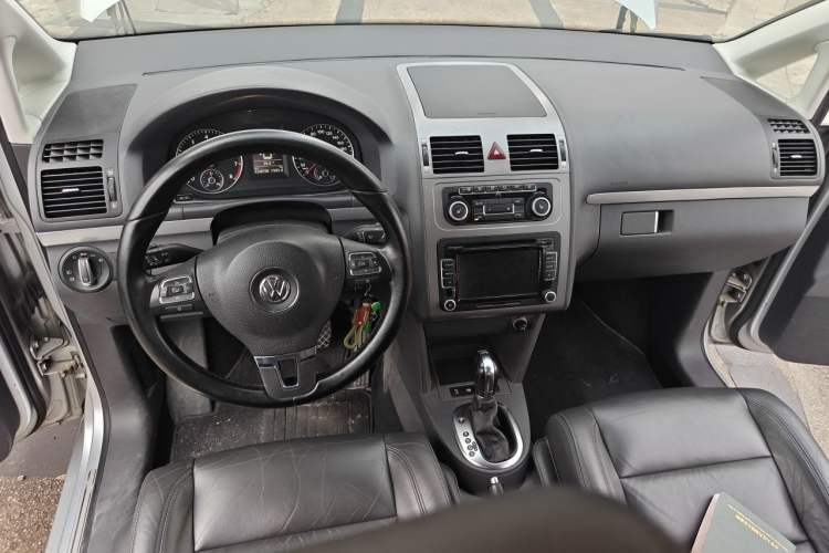 Used Volkswagen Touran 2013 1.4T DSG Crystal Edition 5-Seater Center Console