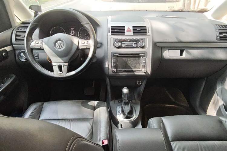 Used Volkswagen Touran 2013 1.4T DSG Smart Edition 5-seater Center Console