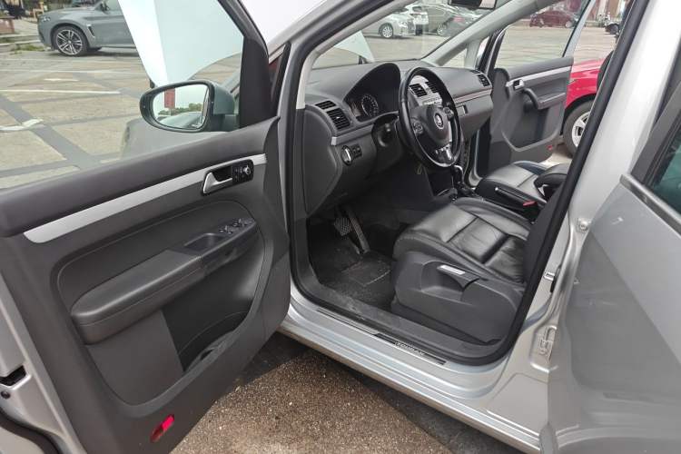 Used Volkswagen Touran 2013 1.4T DSG Crystal Edition 5-Seater Driver Seat