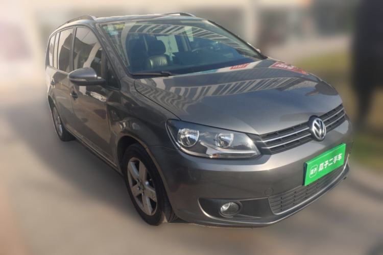 Used Volkswagen Touran 2013 1.4T DSG Comfort Edition 5-Seater Front Right 45 Deg