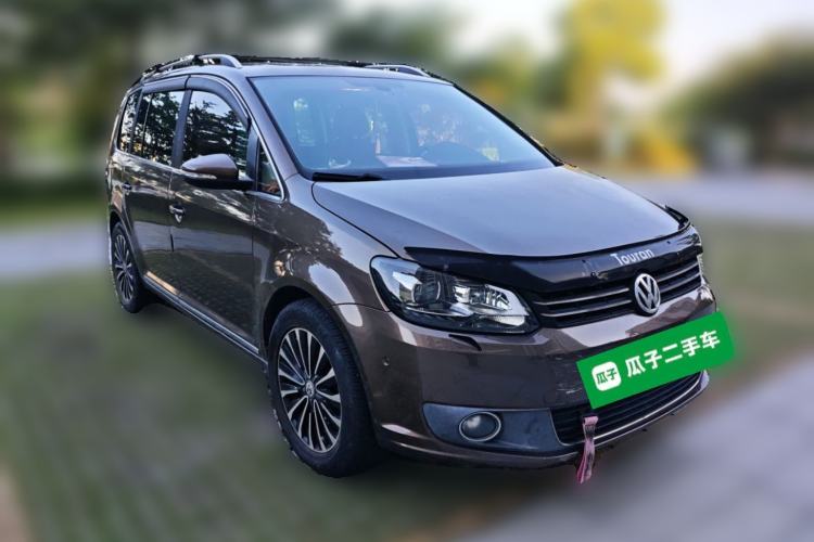 Used Volkswagen Touran 2013 1.4T DSG Crystal Edition 5-Seater Front Right 45 Deg