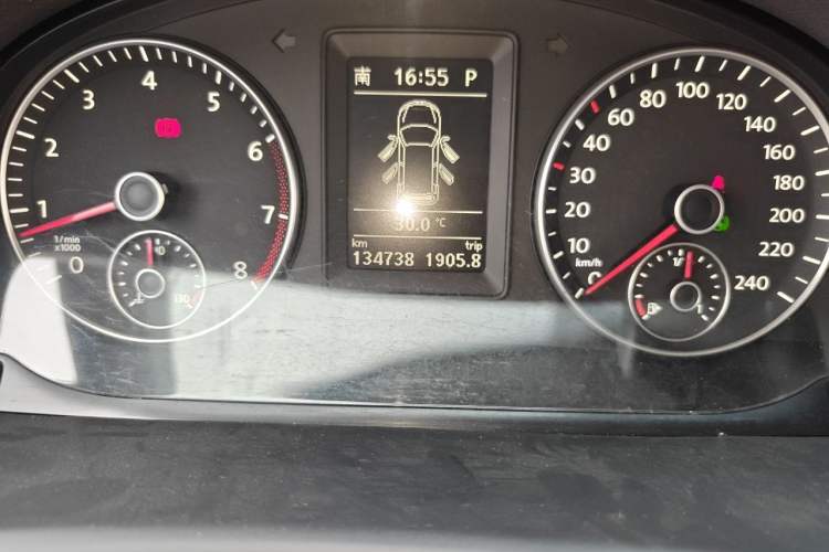 Used Volkswagen Touran 2013 1.4T DSG Crystal Edition 5-Seater Odometer Close Up
