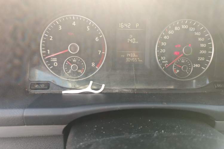 Used Volkswagen Touran 2013 1.4T DSG Comfort Edition 5-Seater Odometer Close Up