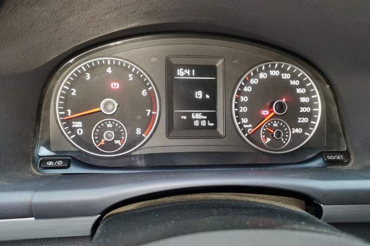 Used Volkswagen Touran 2013 1.4T Manual Fashion Edition 5 Seats Odometer Close Up