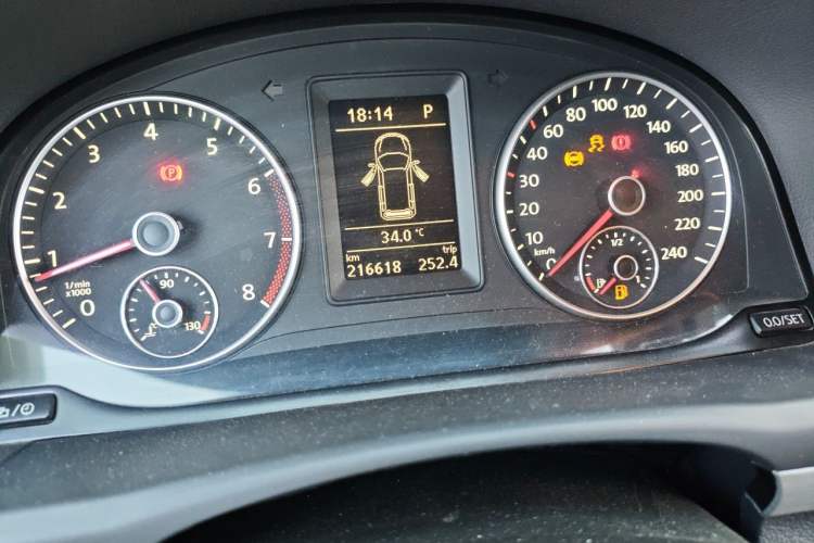 Used Volkswagen Touran 2013 1.4T DSG Crystal Edition 5-Seater Odometer Close Up