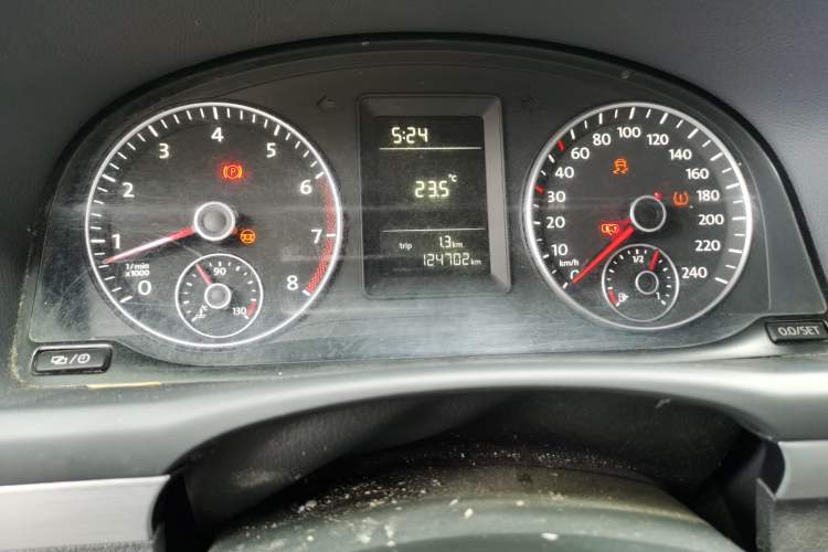 Used Volkswagen Touran 2013 1.4T Manual Fashion Edition 5 Seats Odometer Close Up