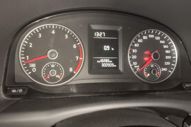 Used Volkswagen Touran 2013 1.4T Manual Fashion Edition 5 Seats Odometer Close Up