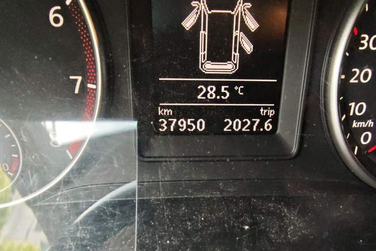 Used Volkswagen Touran 2013 1.4T DSG Smart Edition 5-seater Odometer Close Up