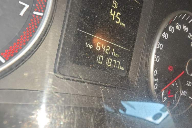 Used Volkswagen Touran 2013 1.4T Manual Fashion Edition 5 Seats Odometer Close Up
