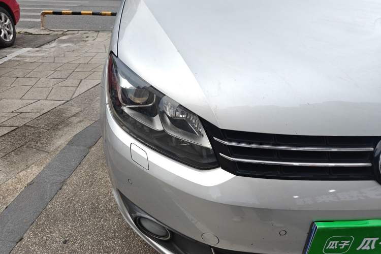 Used Volkswagen Touran 2013 1.4T DSG Crystal Edition 5-Seater Right Front Headlight