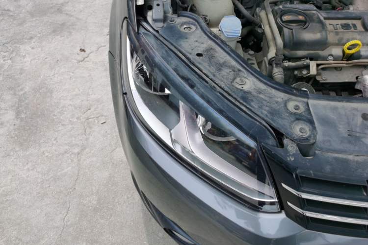 Used Volkswagen Touran 2013 1.4T Manual Fashion Edition 5 Seats Right Front Headlight