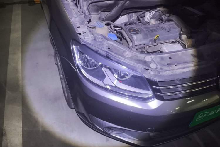Used Volkswagen Touran 2013 1.4T Manual Fashion Edition 5 Seats Right Front Headlight