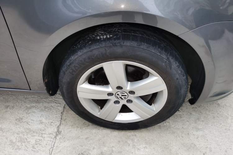 Used Volkswagen Touran 2013 1.4T Manual Fashion Edition 5 Seats Right Front Wheel Hub