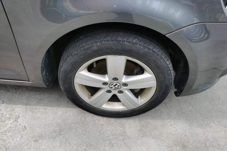 Used Volkswagen Touran 2013 1.4T Manual Fashion Edition 5 Seats Right Front Wheel Hub