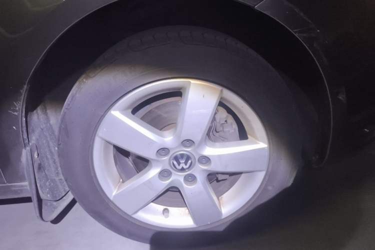 Used Volkswagen Touran 2013 1.4T Manual Fashion Edition 5 Seats Right Front Wheel Hub
