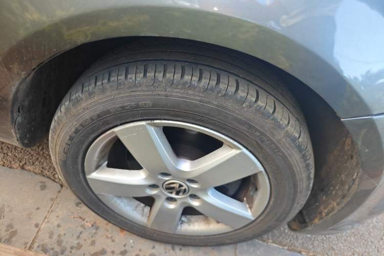 Used Volkswagen Touran 2013 1.4T Manual Fashion Edition 5 Seats Right Front Wheel Hub