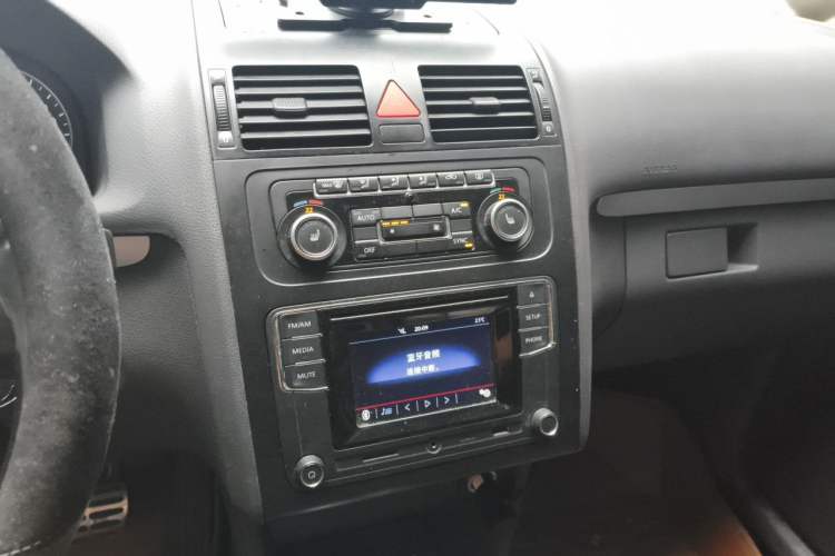Used Volkswagen Touran 2013 1.4T DSG Smart Edition 5-seater Audio And AC Panel