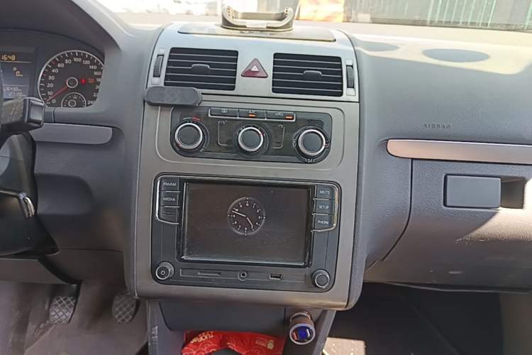 Used Volkswagen Touran 2013 1.4T Manual Fashion Edition 5 Seats Audio And AC Panel