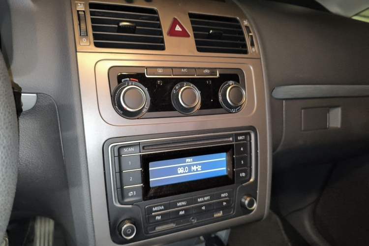 Used Volkswagen Touran 2013 1.4T DSG Comfort Edition 5-Seater Audio And AC Panel