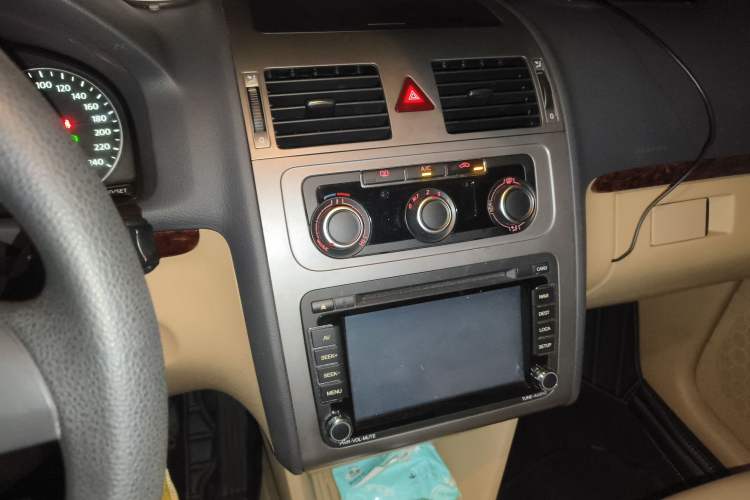 Used Volkswagen Touran 2013 1.4T DSG Comfort Edition 5-Seater Audio And AC Panel