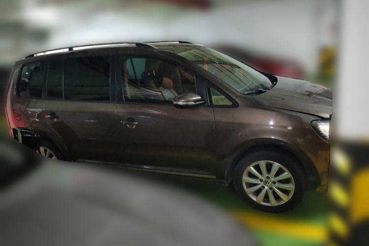 Used Volkswagen Touran 2013 1.4T DSG Crystal Edition 5-Seater Front Right 45 Deg