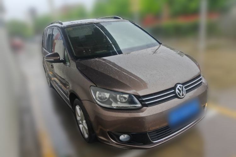 Used Volkswagen Touran 2013 1.4T DSG Comfort Edition 5-Seater Front Right 45 Deg