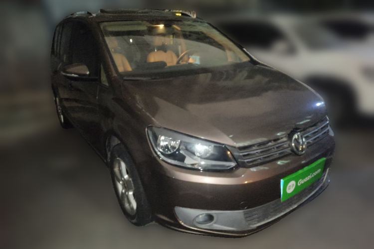 Used Volkswagen Touran 2013 1.4T DSG Comfort Edition 5-Seater Front Right 45 Deg