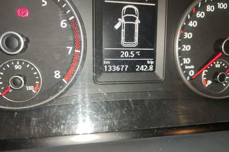 Used Volkswagen Touran 2013 1.4T DSG Smart Edition 7-Seater Odometer Close Up